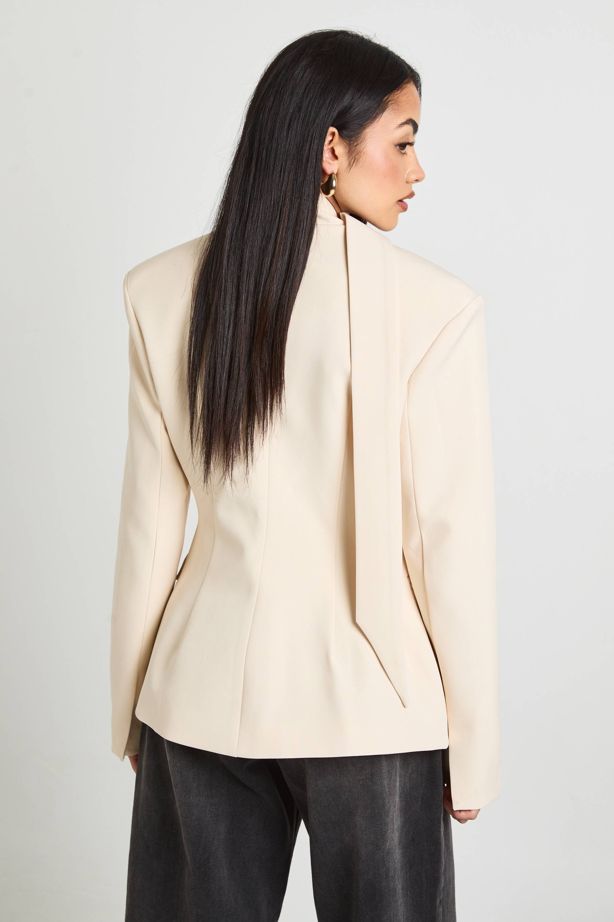 boohoo Blazer Cintré Avec Détail Foulard