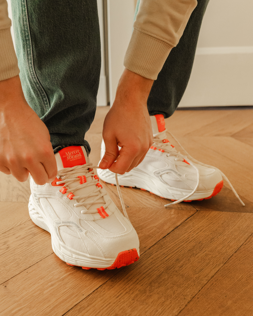 Mercer Amsterdam The Re-Run Max Suède Off White/Rood Herensneakers