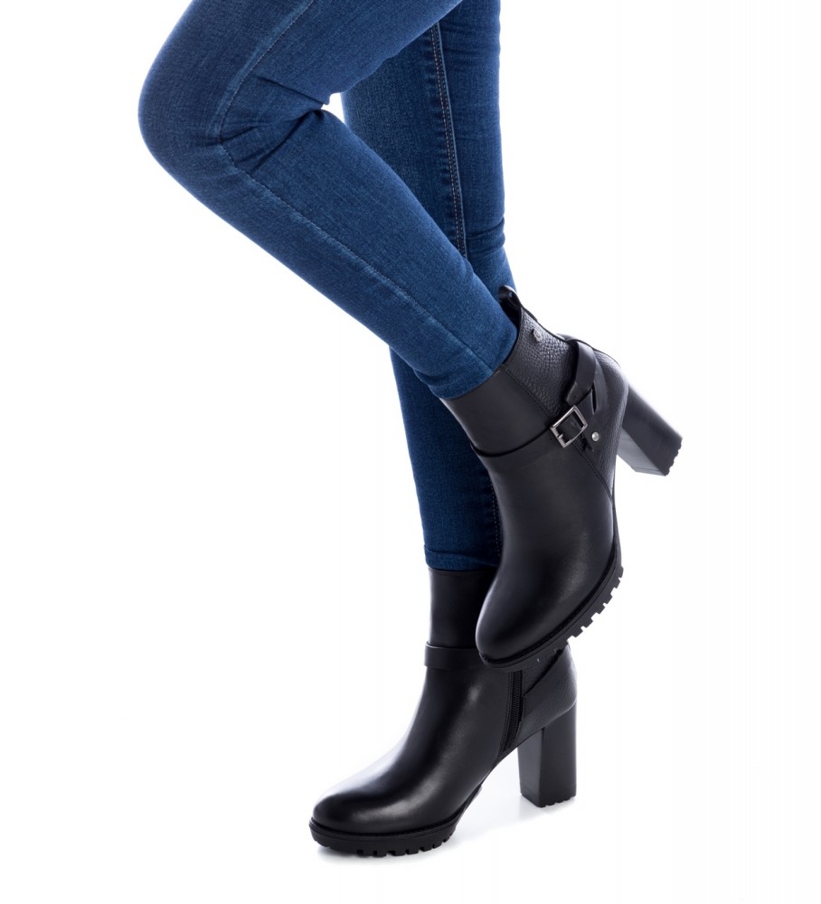 Botas de cano curto Carmela em couro preto, modelo 160056 - Altura do salto: 8 cm -