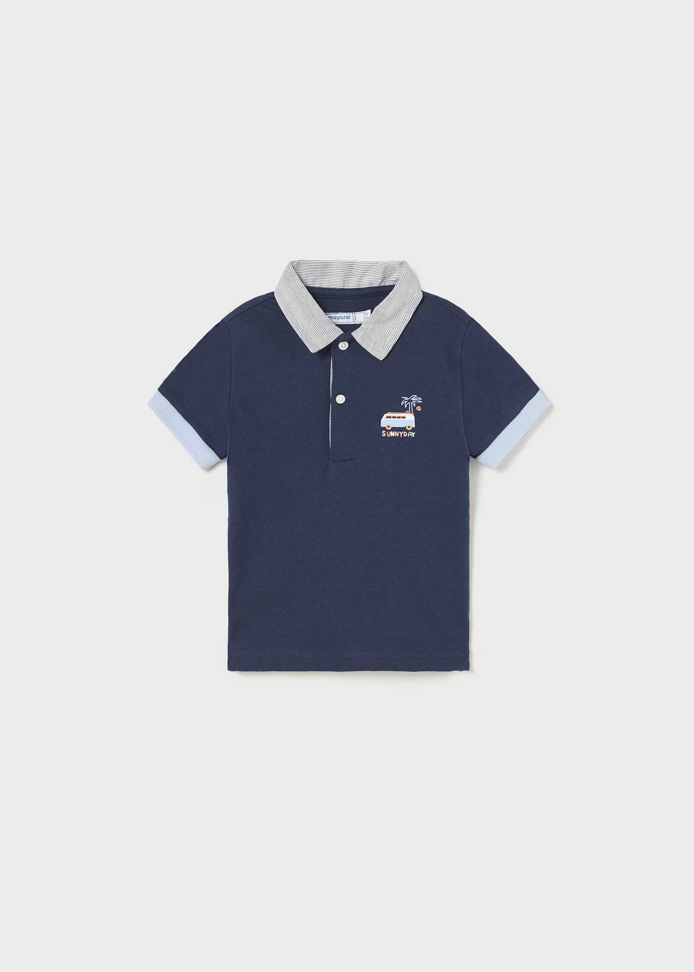 Camisa polo infantil de manga curta com estampa.