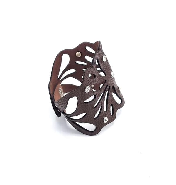 Mønstret armbånd i brunt skinn med rhinestones