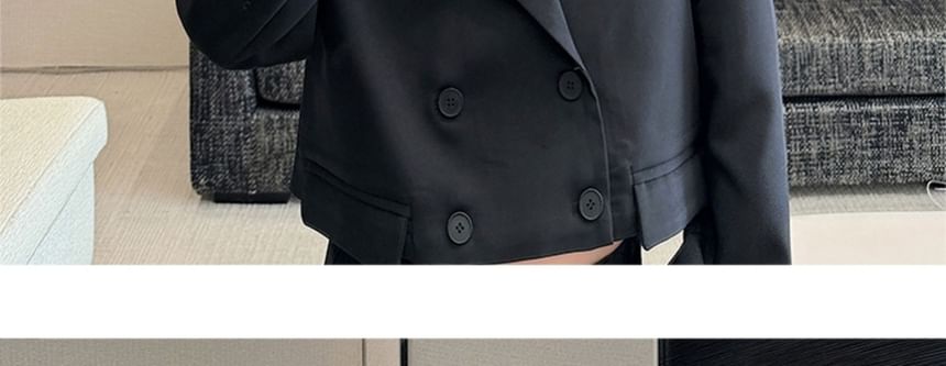 Adotuastic - Effen dubbelrijs crop blazer met piekrevers