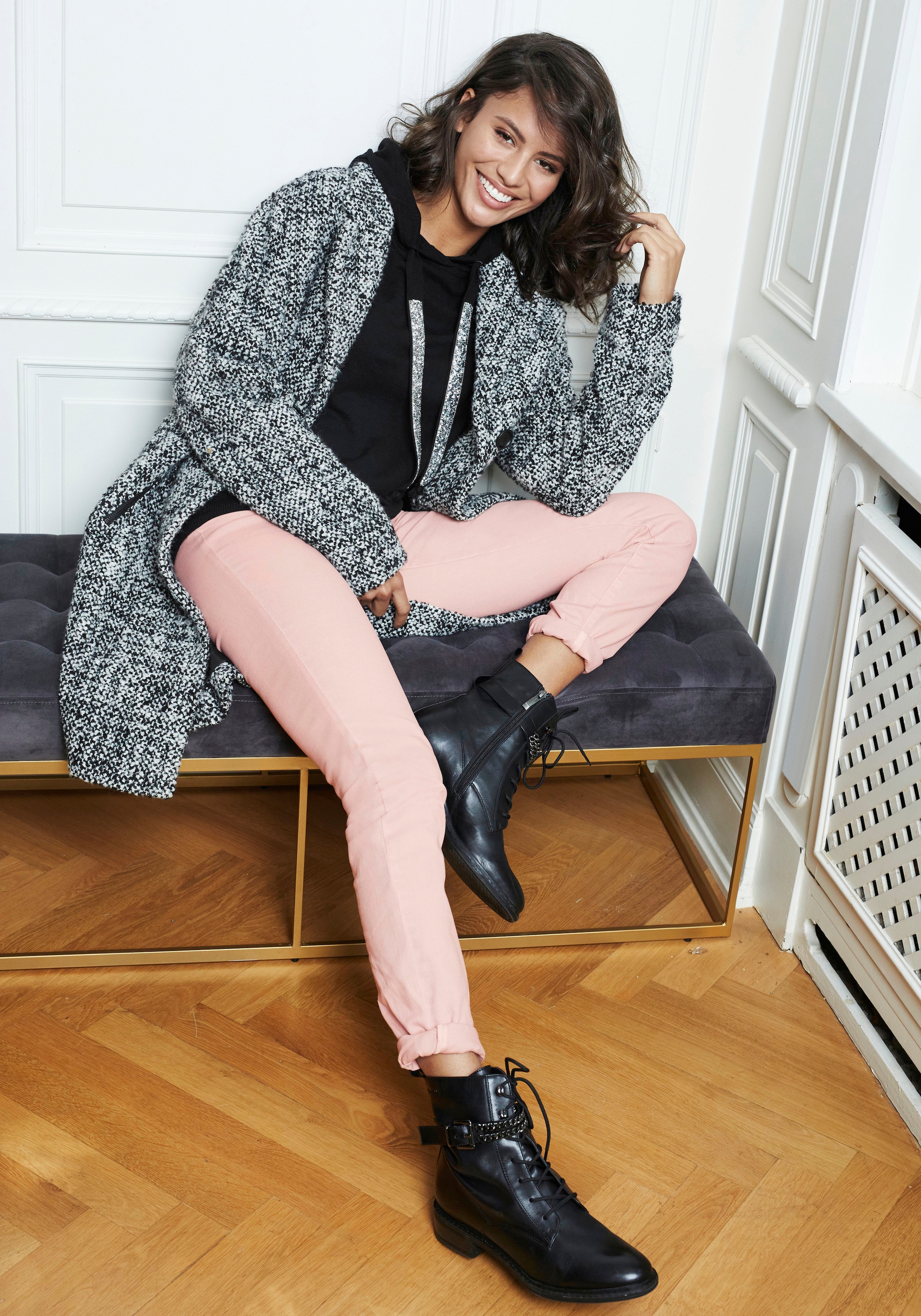 Laura Scott Strickpullover , mit Kapuze und glitzernden Bändern