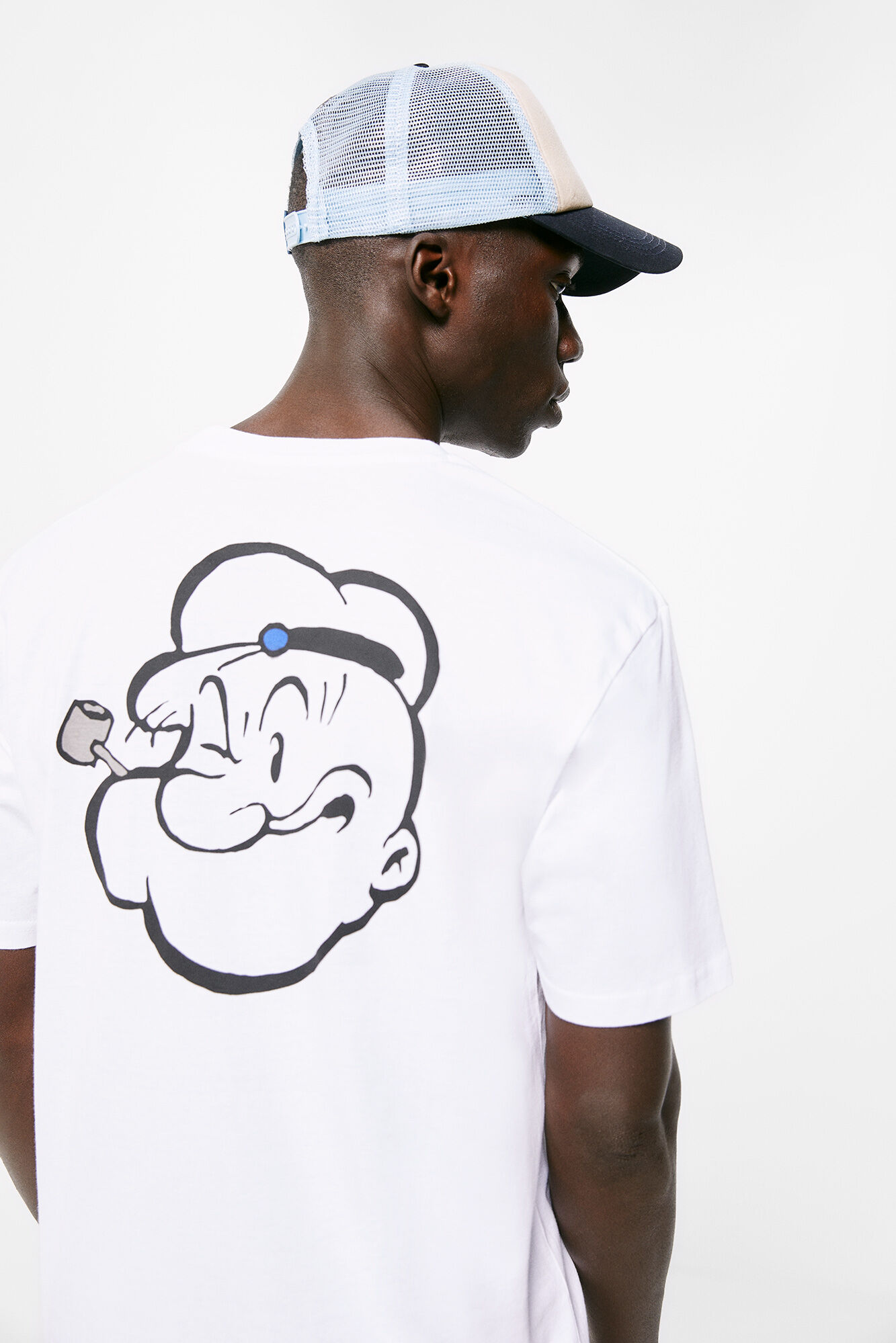 Camiseta branca com estampa do rosto do Popeye