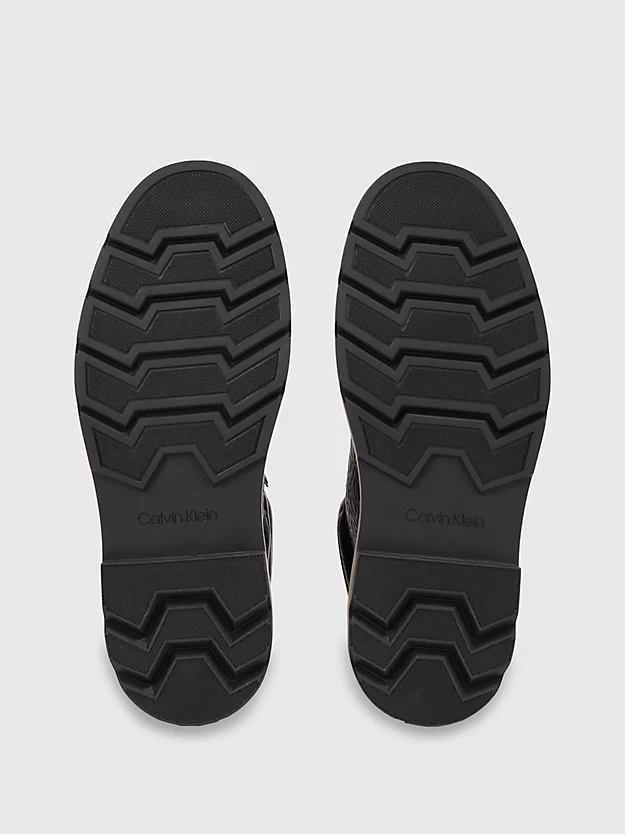 Botas de couro com logotipo
