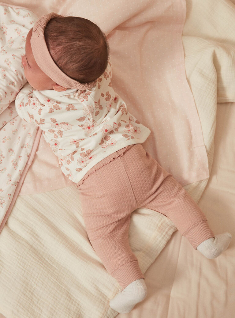 Haut écru, legging et bandeau rose ancien
