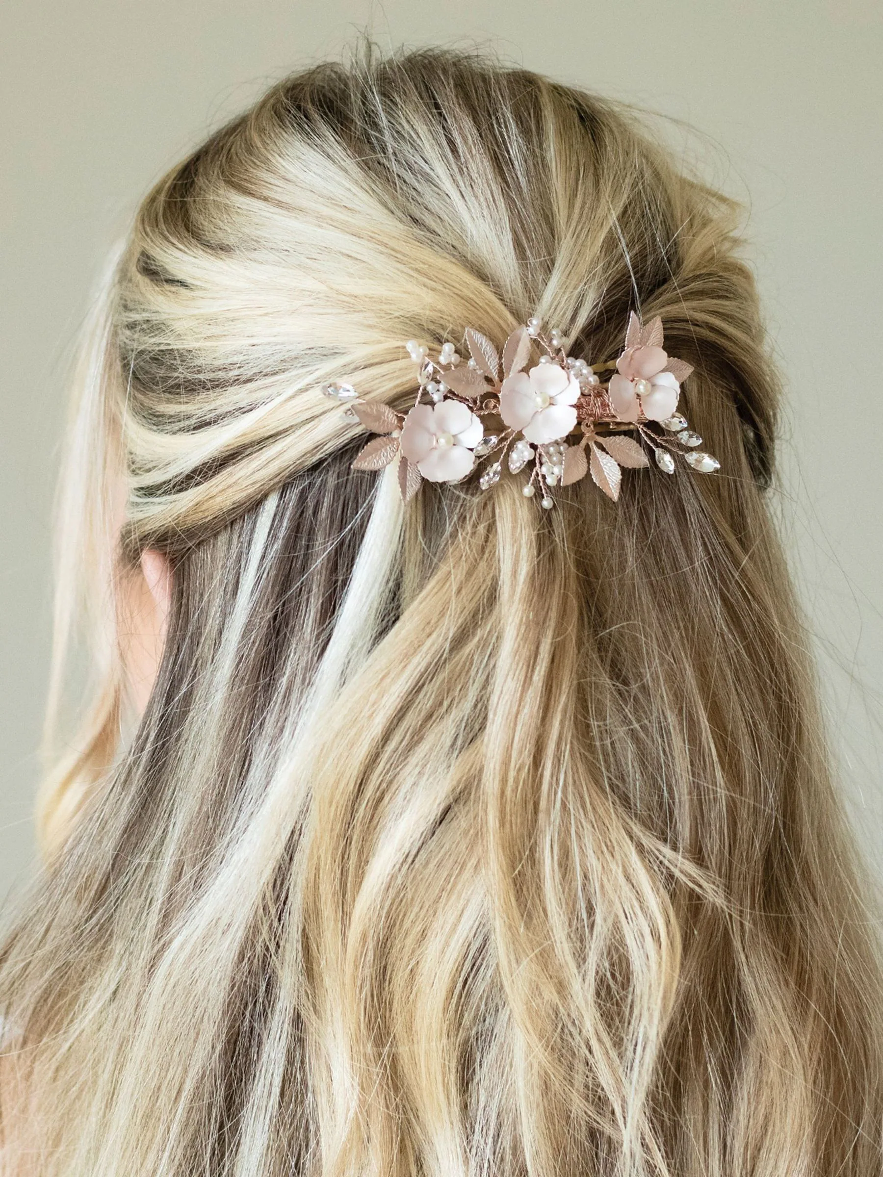 Roségoudkleurig - Ivory & Co - Gardenia klem met kristallen, parels en geëmailleerde bloem