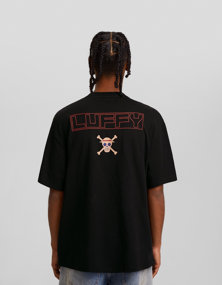 Camiseta de manga curta com estampa de One Piece e modelagem quadrada.