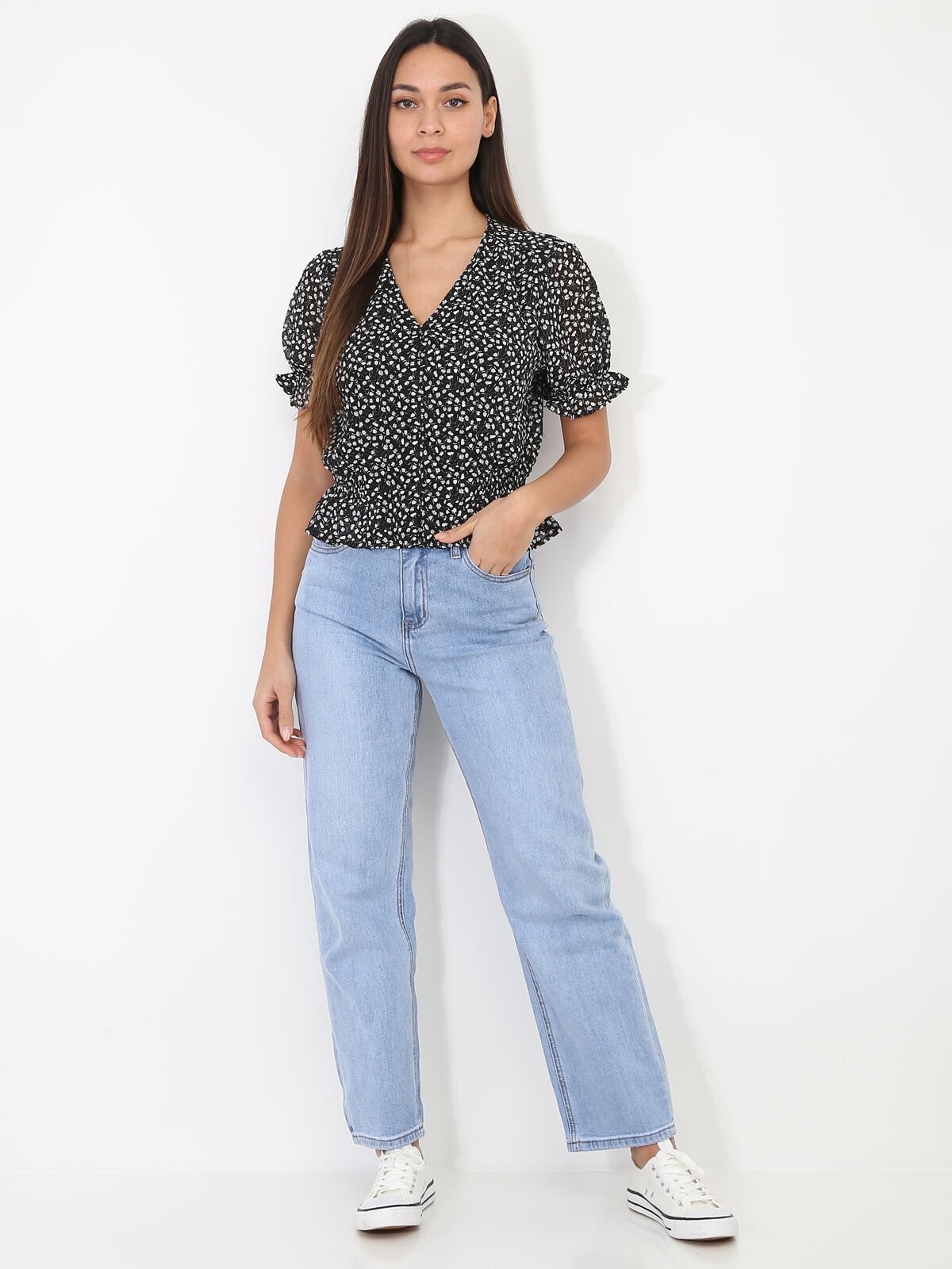 Top froncé et boutonné à fleurs- Noir
