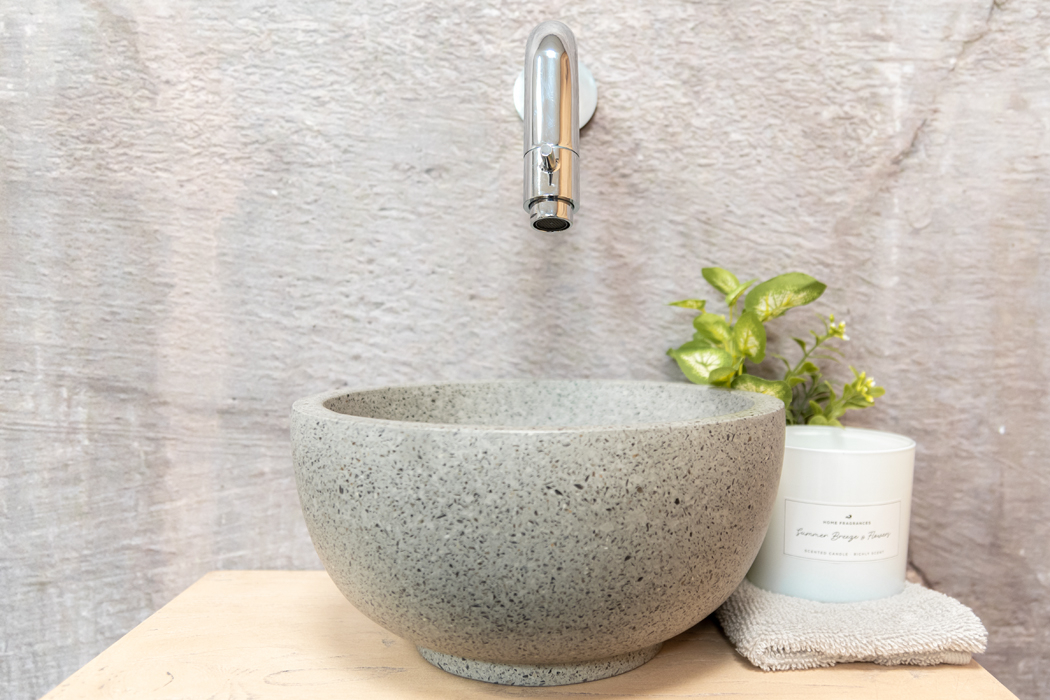 Saniclear Seba fonteinset met eiken plank, grijze terrazzo waskom en chromen kraan voor in het toilet