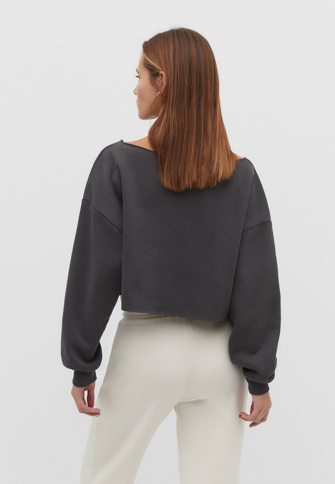 Moletom cropped com decote canoa