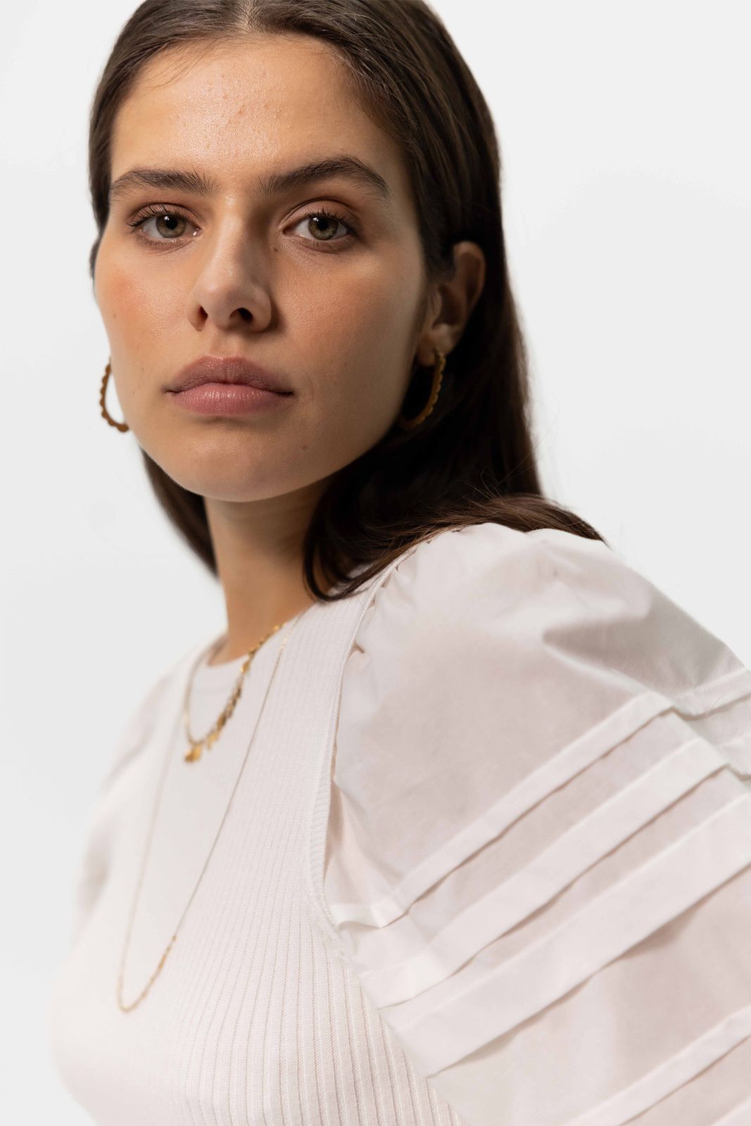 Witte gebreide trui met poplin mouwen