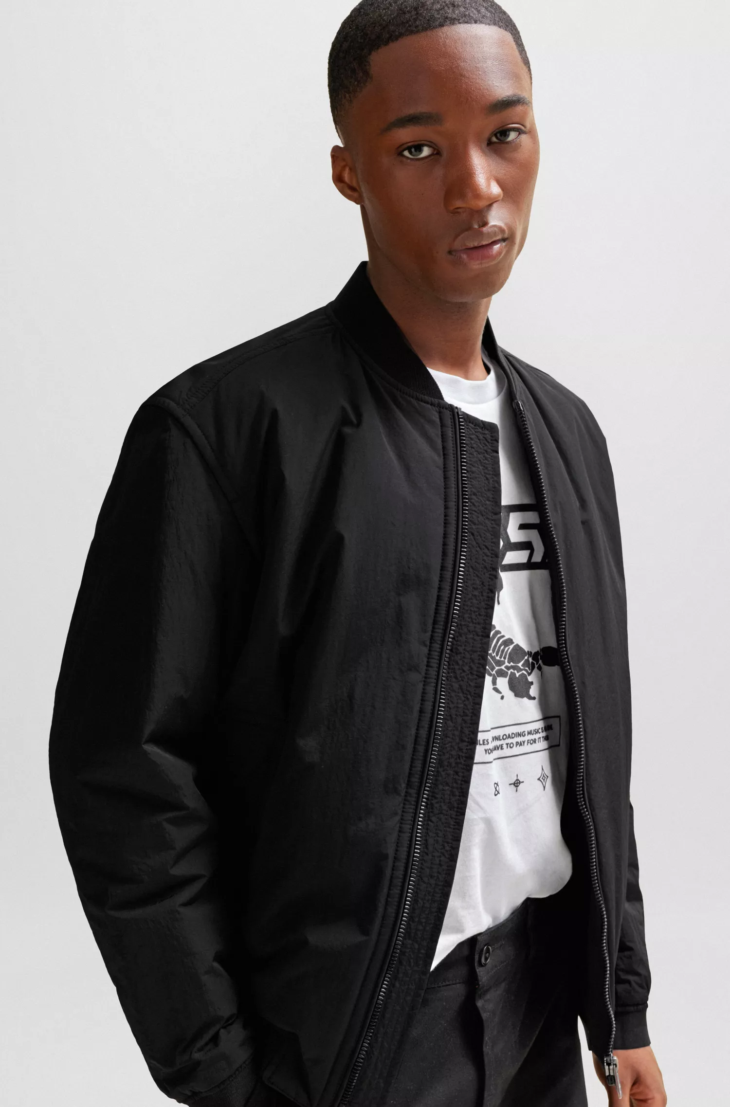 Jaqueta BOSS laranja, modelagem relaxada, em materiais mistos repelentes à água.