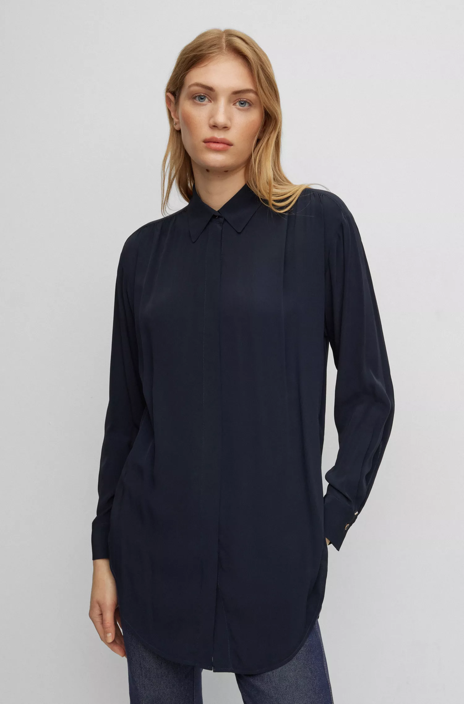 Blusa preta BOSS de comprimento longo e modelagem solta com fechamento oculto.