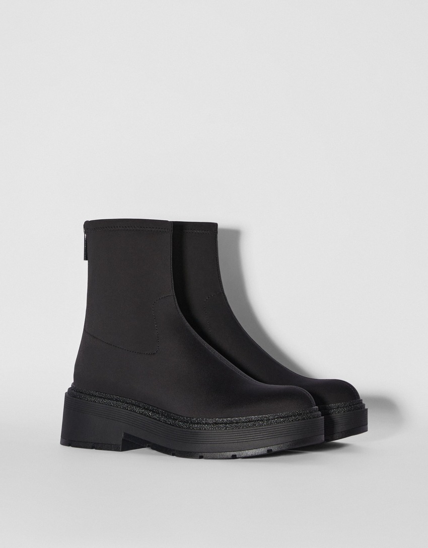 Botas de cano curto justas e planas