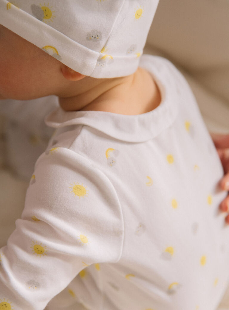 Pyjama et bonnet de naissance blancs à imprimé nuages et soleils