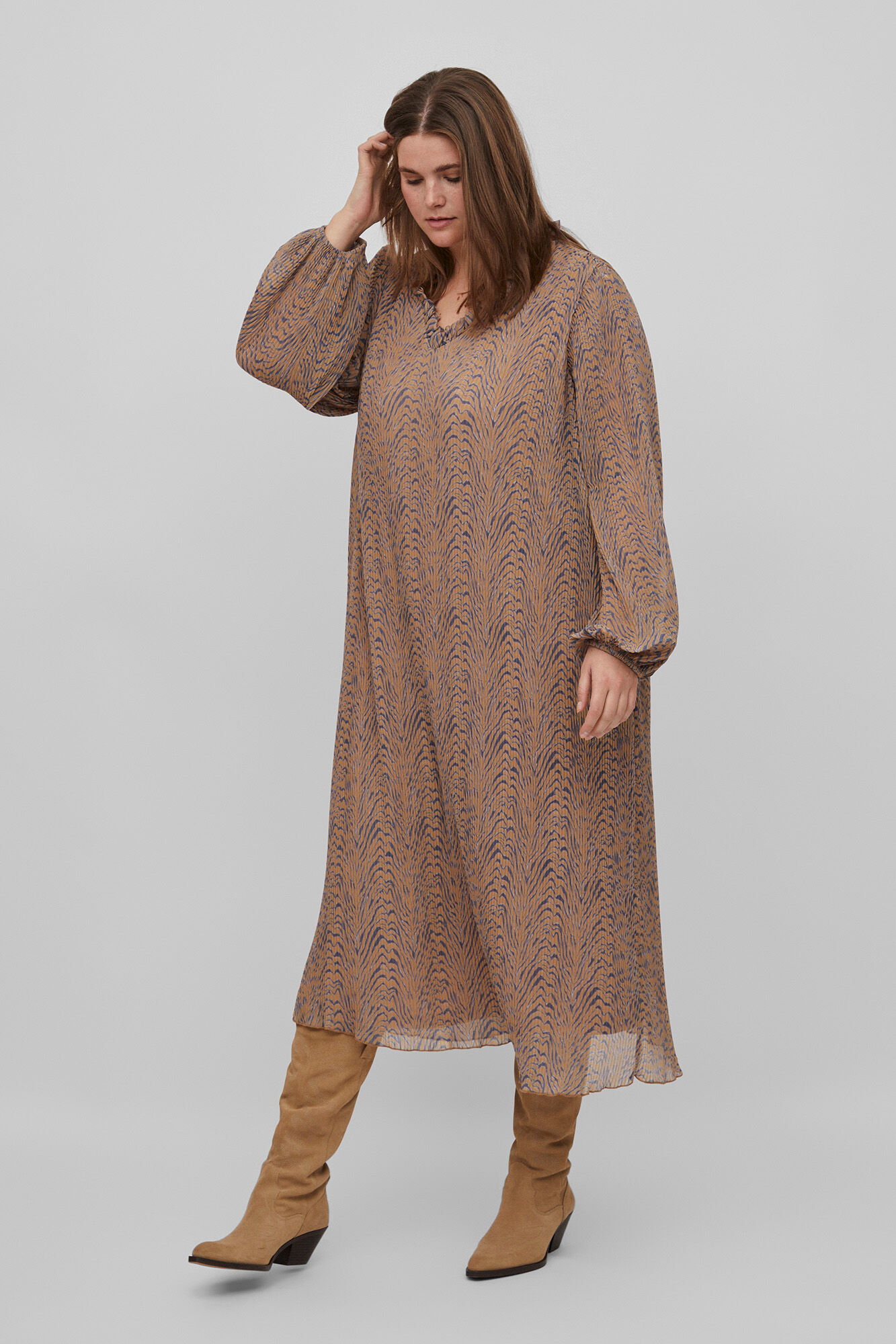 Vestido plissado da Evoked by Vila - Marrom