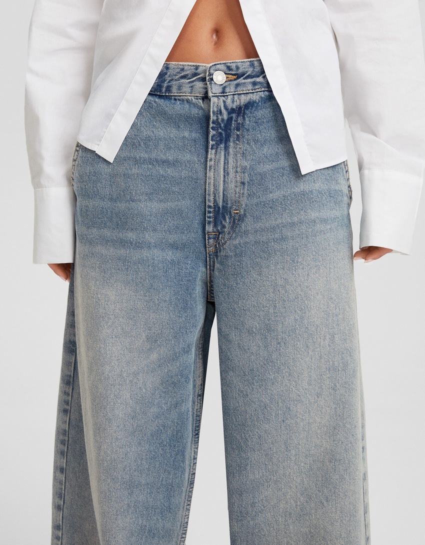 calça jeans estilo skater com efeito desbotado