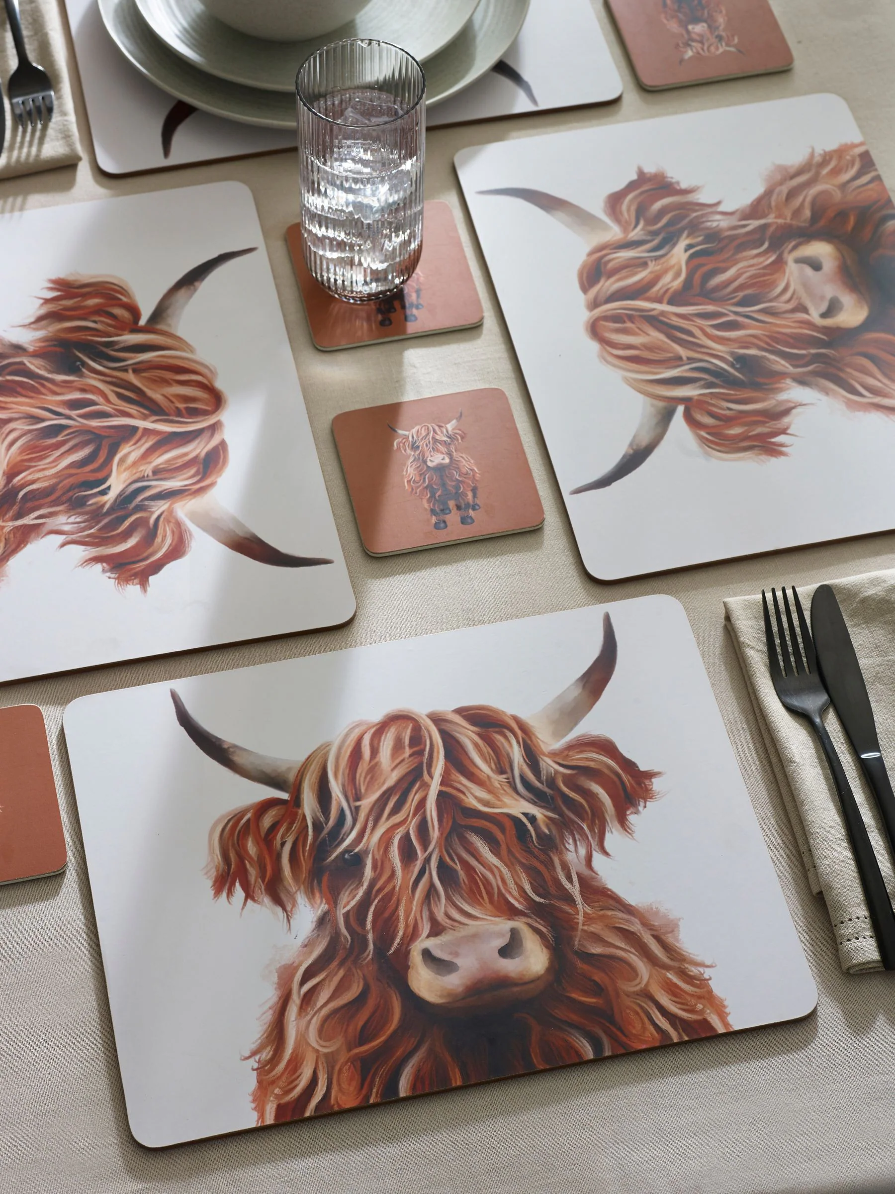 Set van 4 Hamish The Highland Cow placemats en onderzetters met kurken achterkant