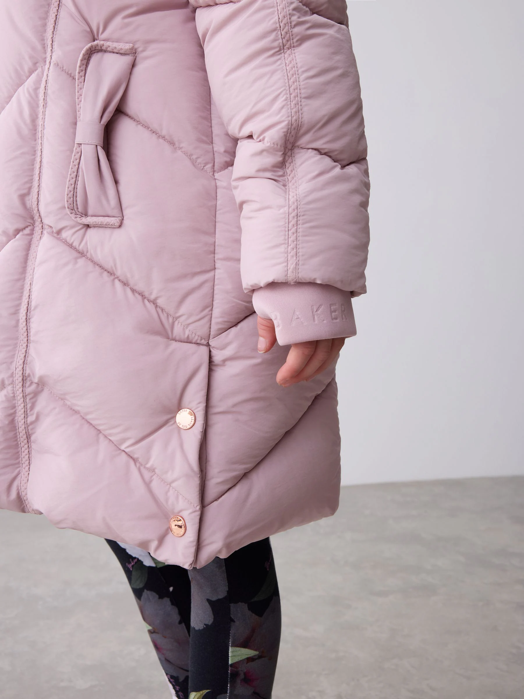 Roze - Baker by Ted Baker - Regenbestendige gewatteerde jas met strikzak en V-vormige print