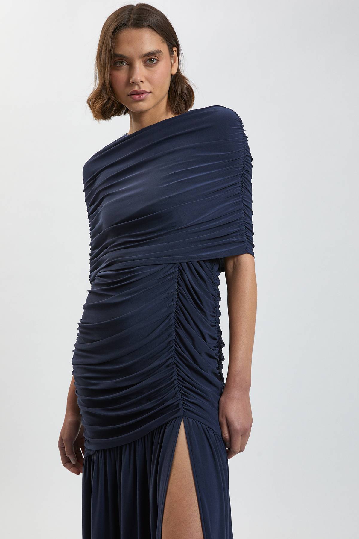 KarenMillen Robe Longue Petite En Crêpe Fluide Avec Détail Cape Froncée