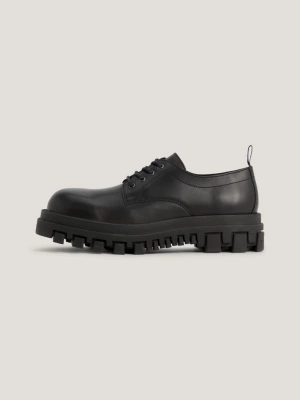 Sapatos de couro com sola grossa