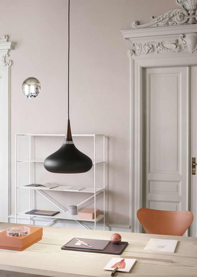 Fritz Hansen Orient™ P1, Black/Rosewood Grå