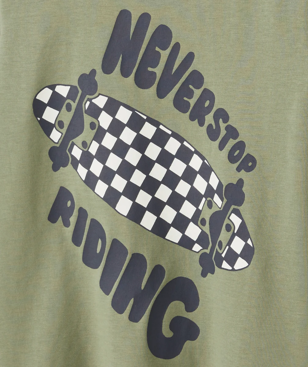 T-SHIRT GARÇON EN COTON BIO KAKI AVEC SKATE EN DAMIER ET MESSAGE