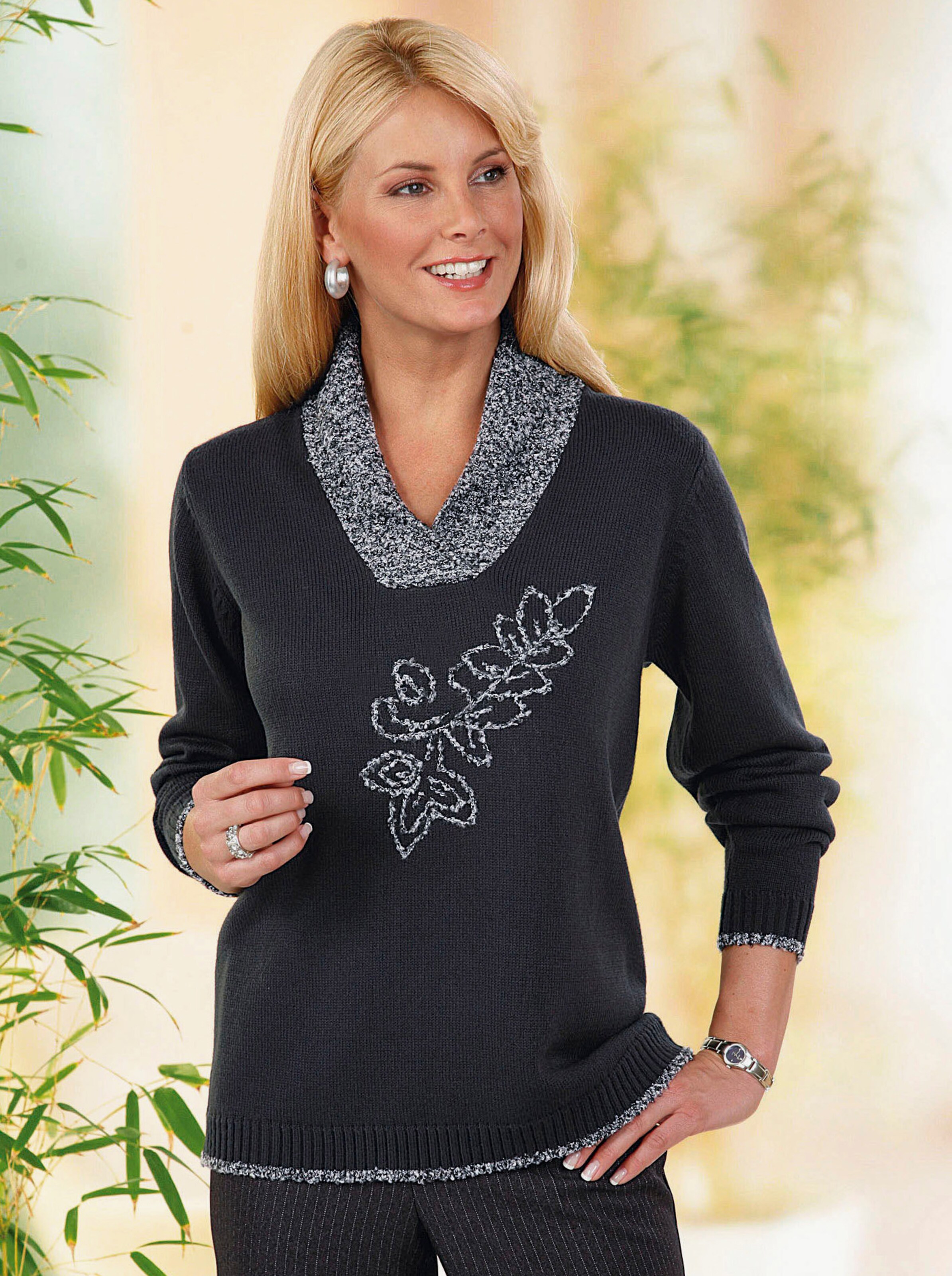 Strickpullover mit Blumen-Stickerei