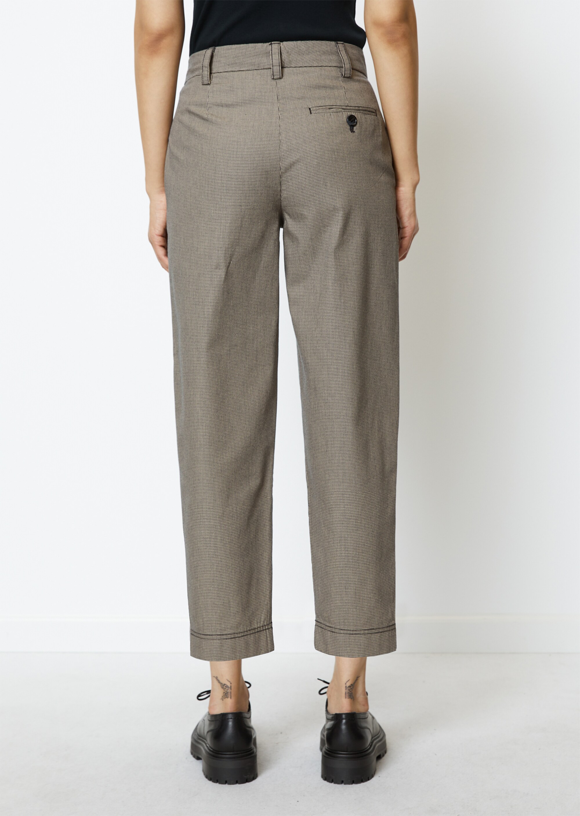 Chino Modell KALNI relaxedmit Mini-Pepita-Muster