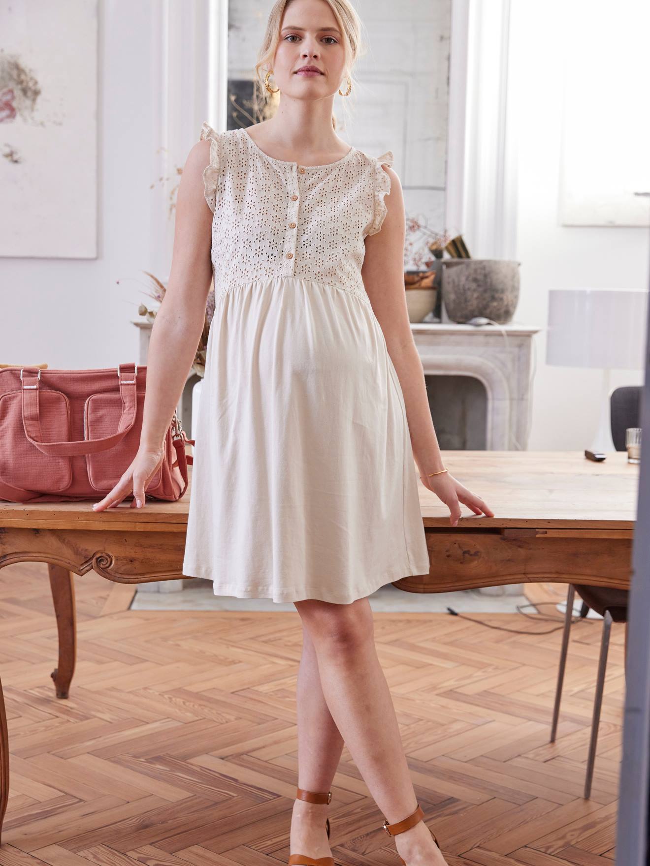 Vestido curto de malha com bordado inglês para gestantes e lactantes, cinza pérola