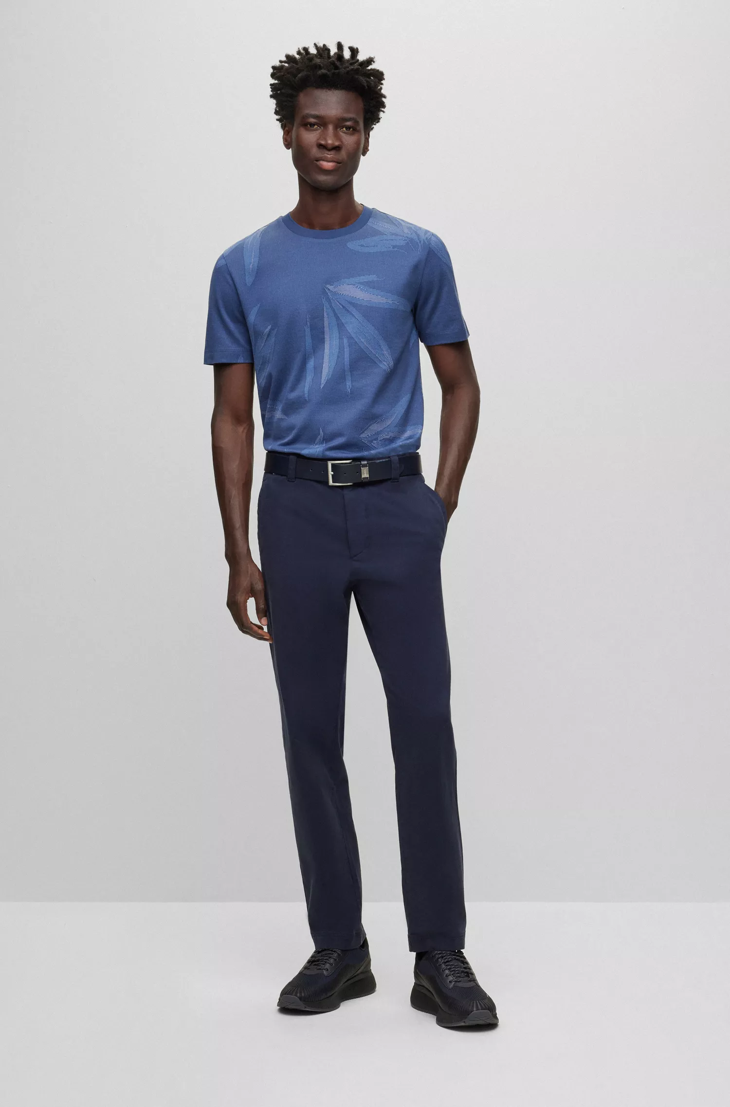 Calça chino BOSS preta, corte regular, em sarja de algodão stretch.
