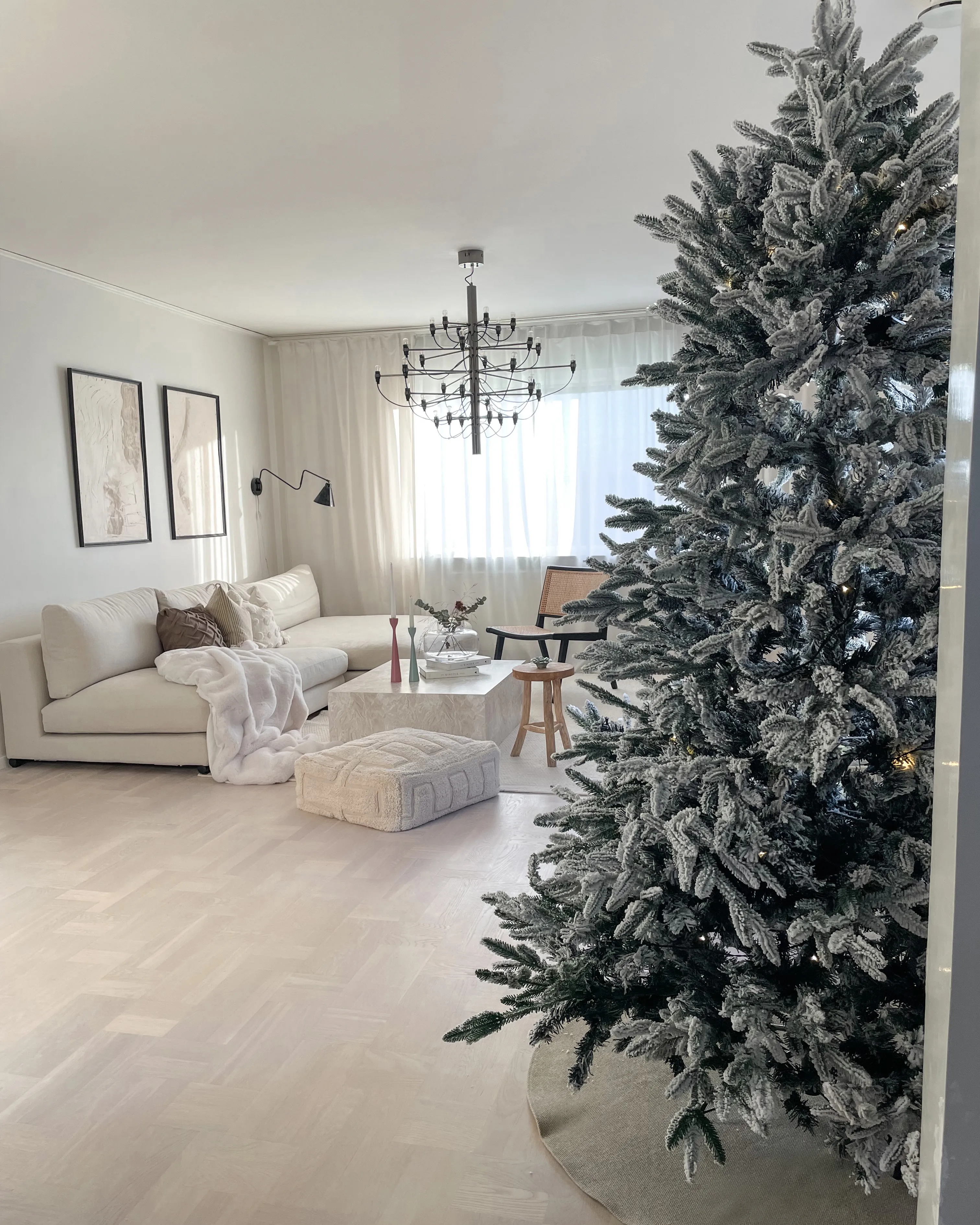 Besneeuwde kunstkerstboom BASSIE 210 cm Wit