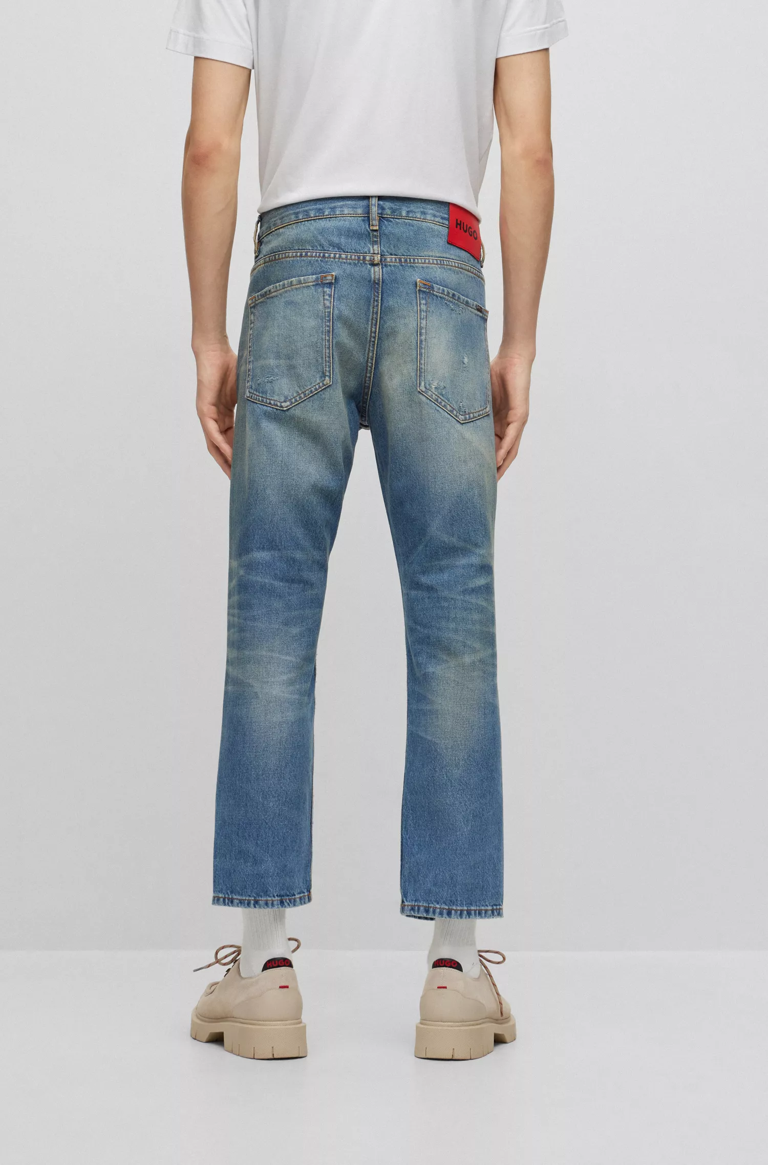 Calça jeans HUGO vermelha, modelagem folgada, em denim azul com lavagem vintage.