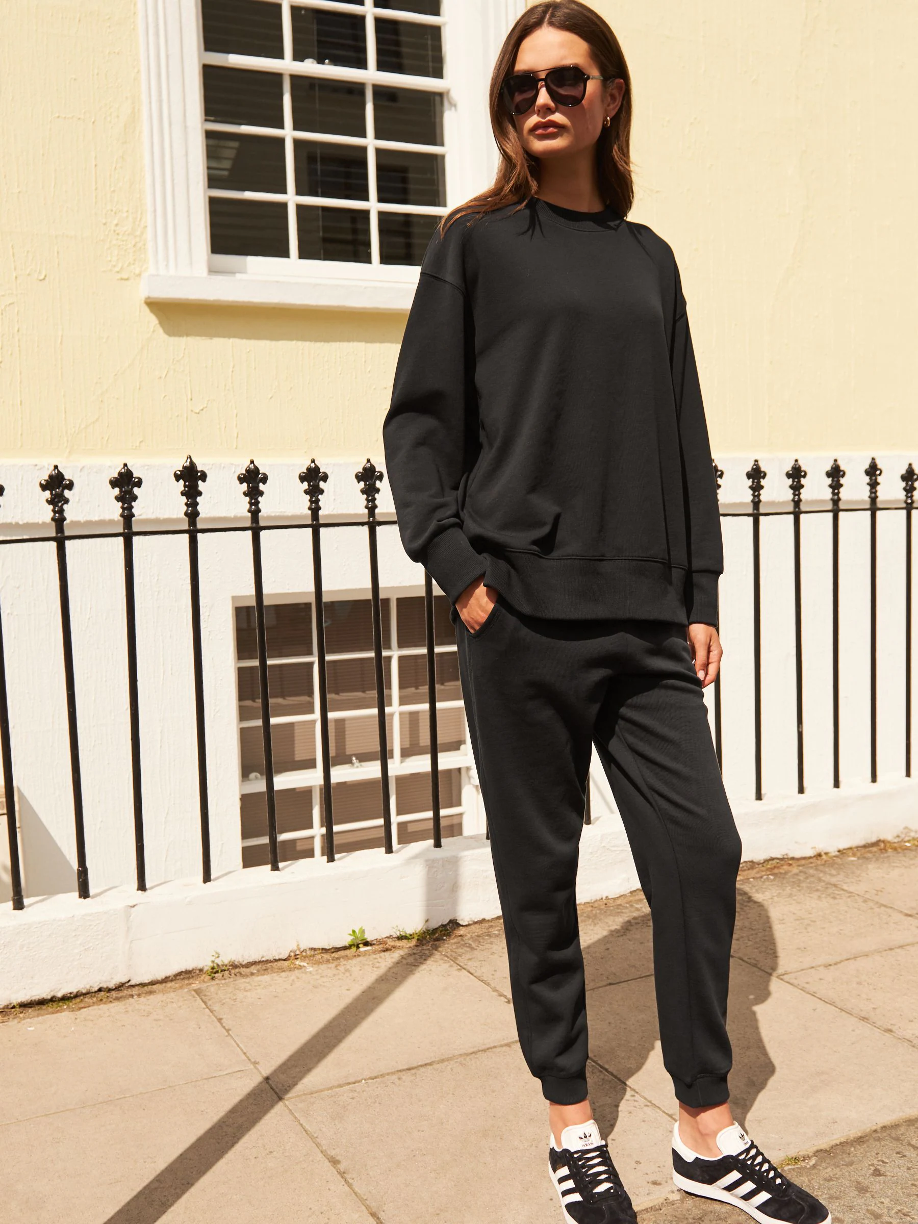 Zwart - Essentials sweatshirt met relaxte pasvorm, lange snit en zakken