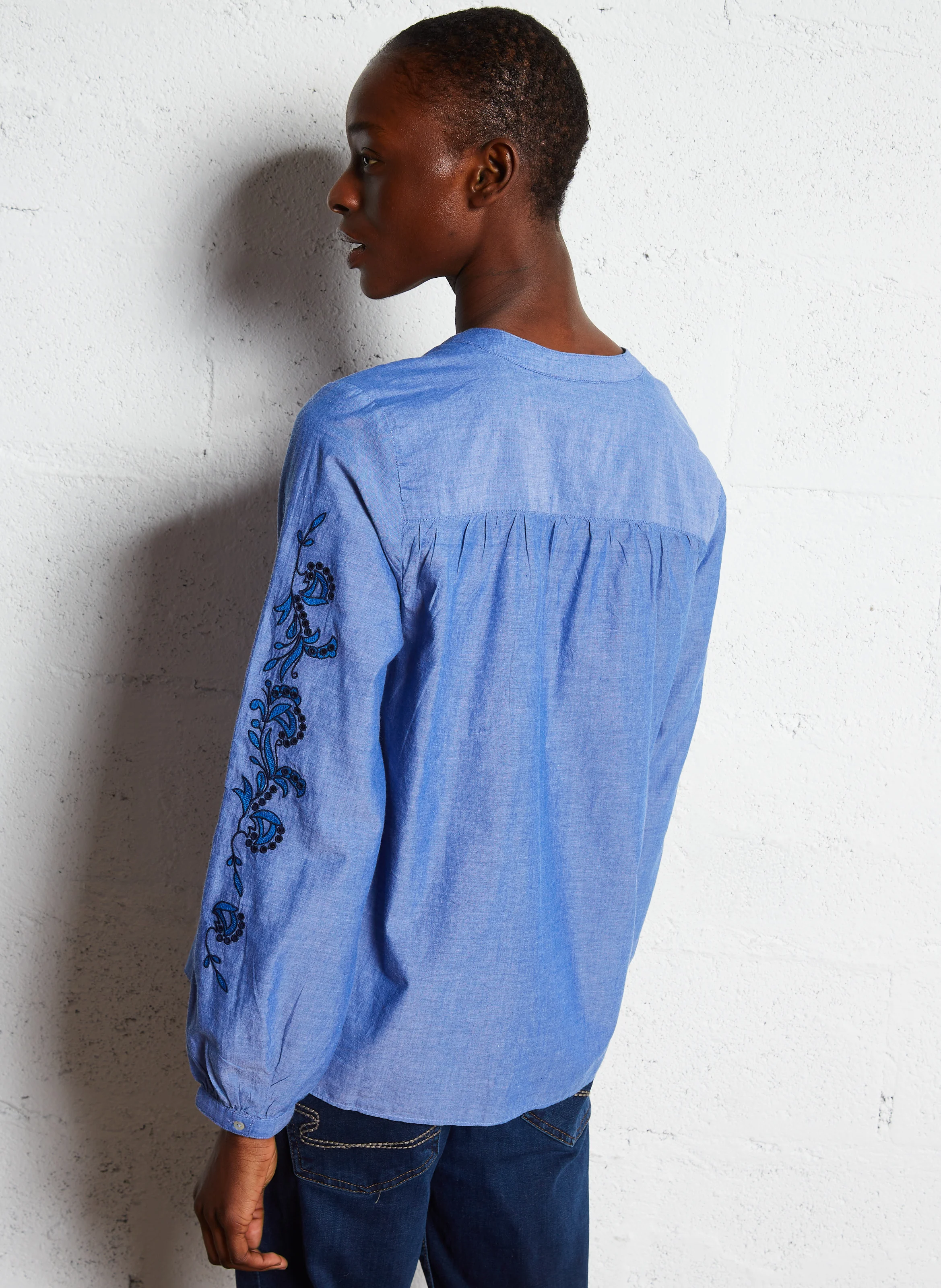 CAMISSOU - Chemise col V droite en coton brodé | Bleu