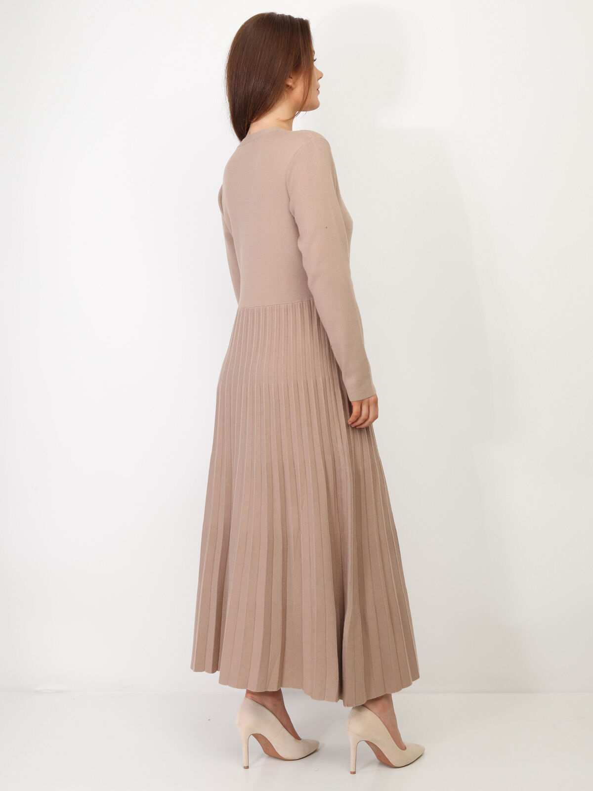 Robe longue plissée à boutons- Taupe
