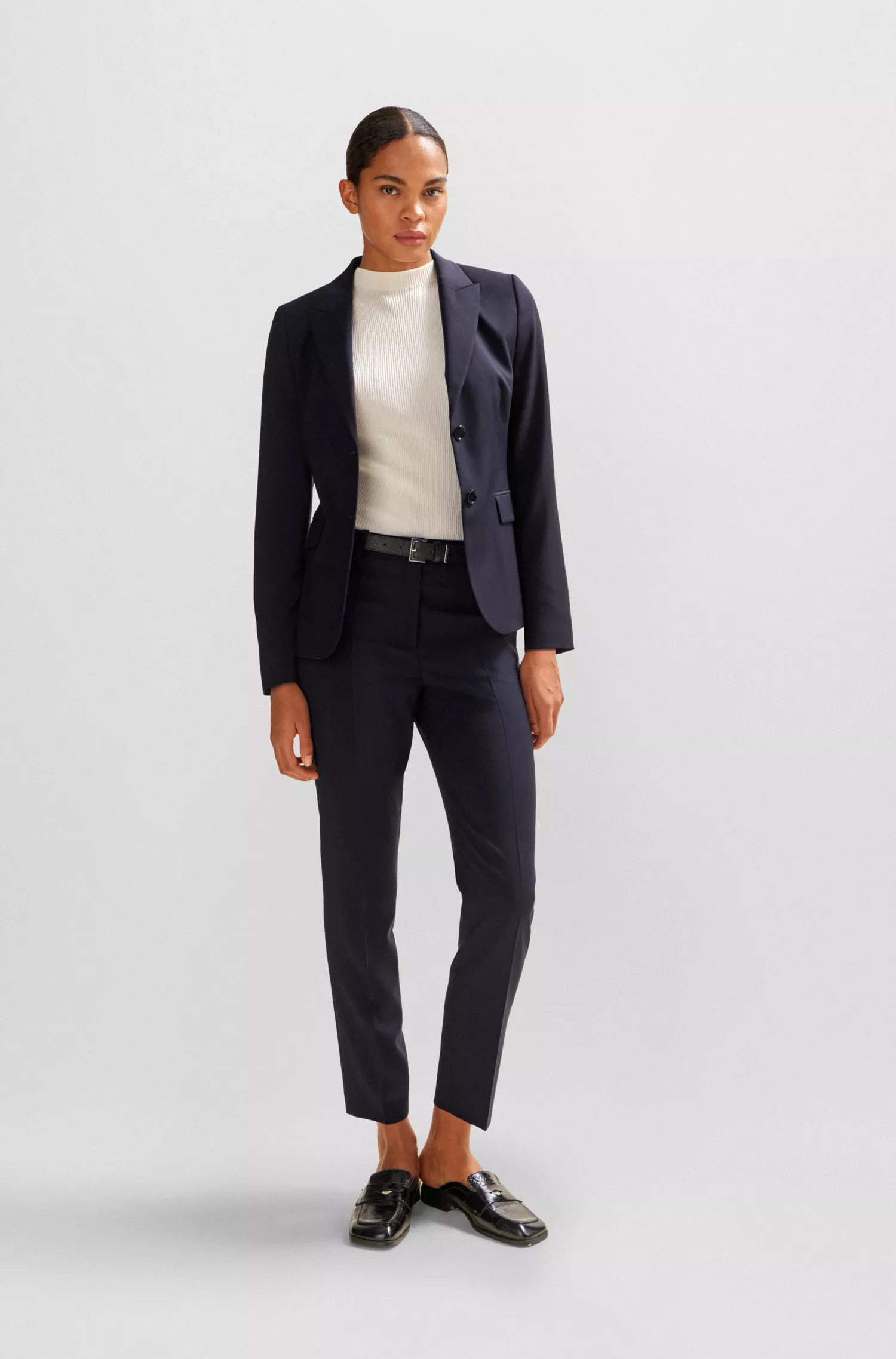 Calça cropped BOSS preta, corte regular, em lã virgem.