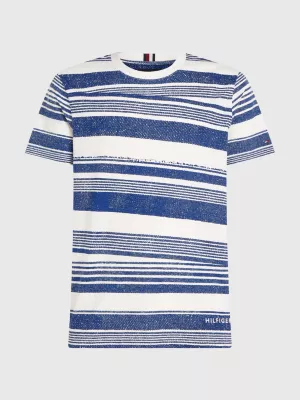 Camiseta de tecido texturizado com listras artesanais