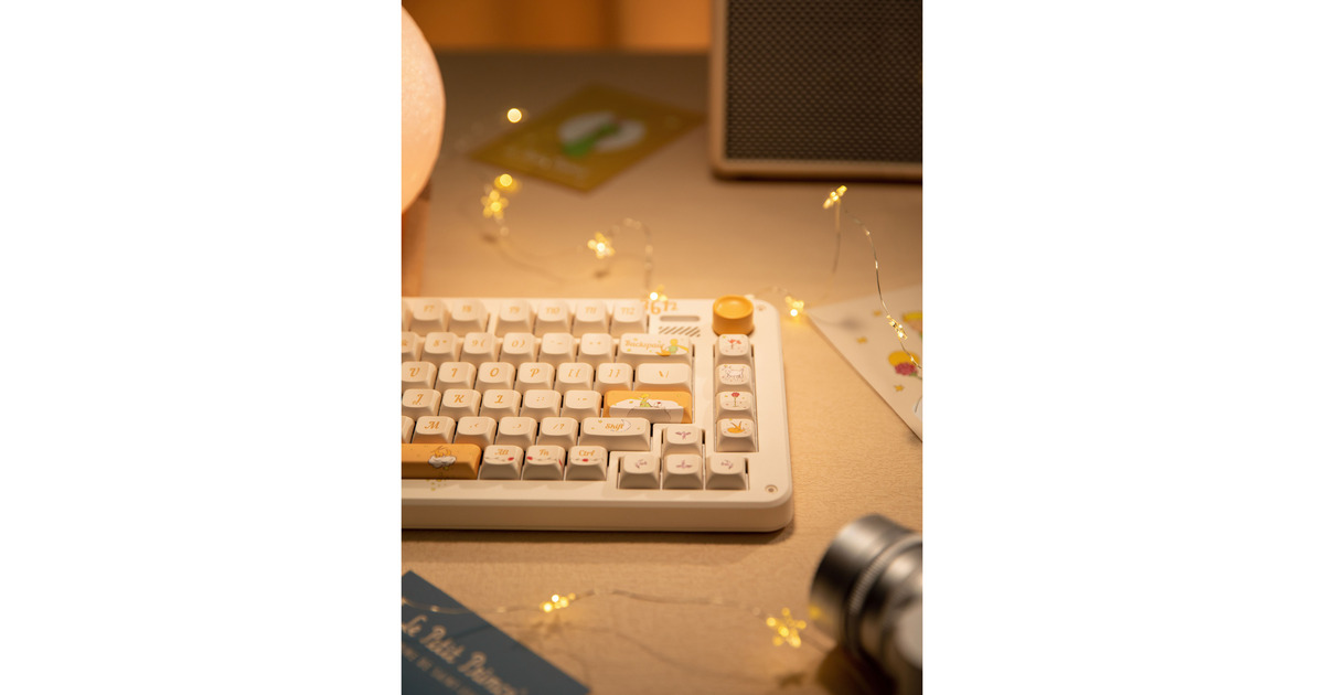 IqunixZX75 Sunset Ponder Wireless Mechanical Keyboard, gaming toetsenbord  (Lichtgeel, US lay-out, IQUNIX Silent Rose, RGB leds, 75%, Hot-swappable, Double-shot PBT, 2.4GHz | Bluetooth 5.1 | USB-C)