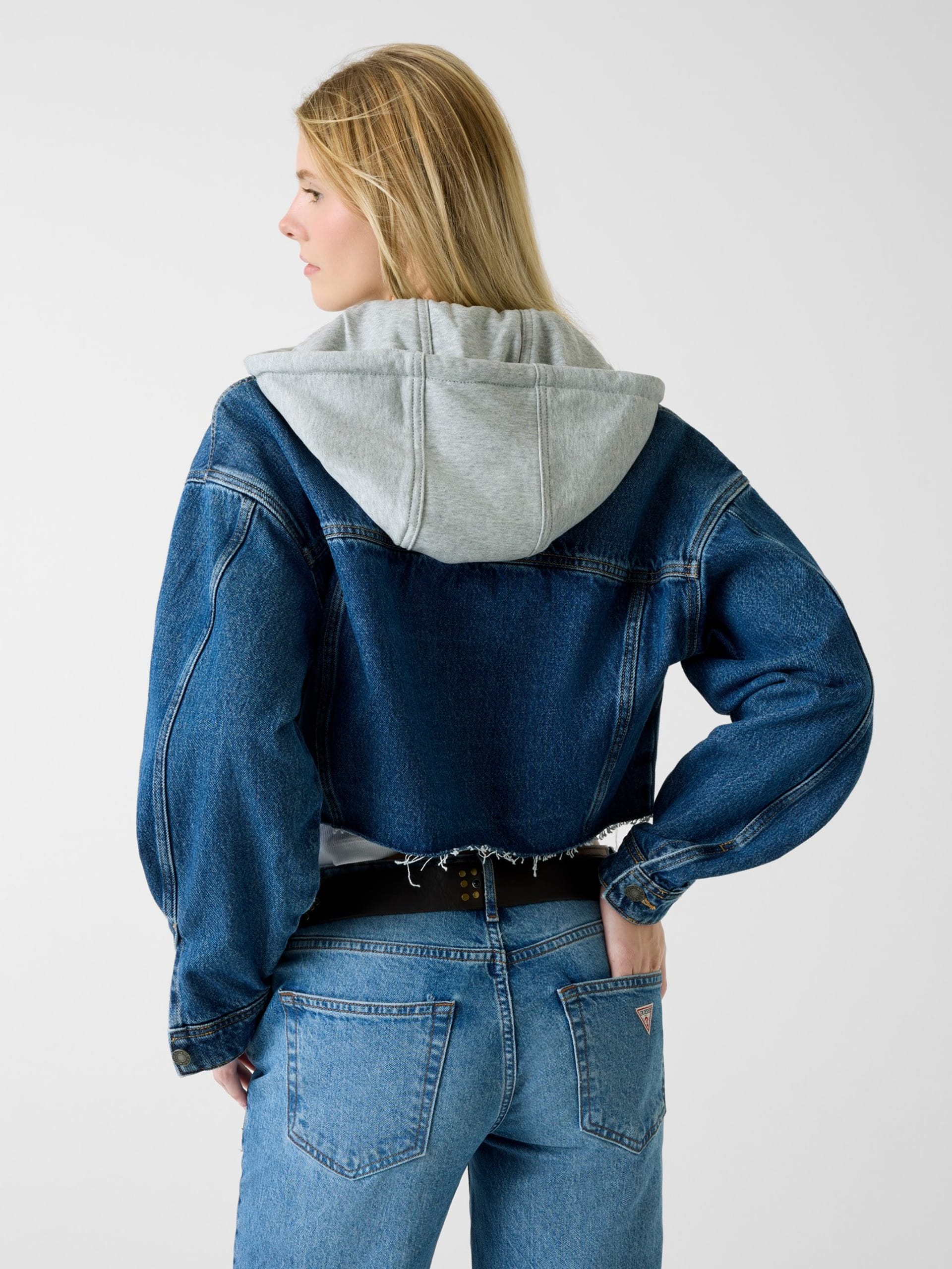 Jaqueta jeans cropped com capuz
