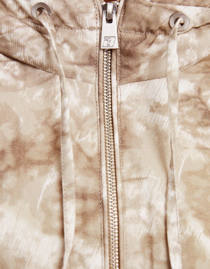 Jaqueta puffer cropped estampada com capuz.