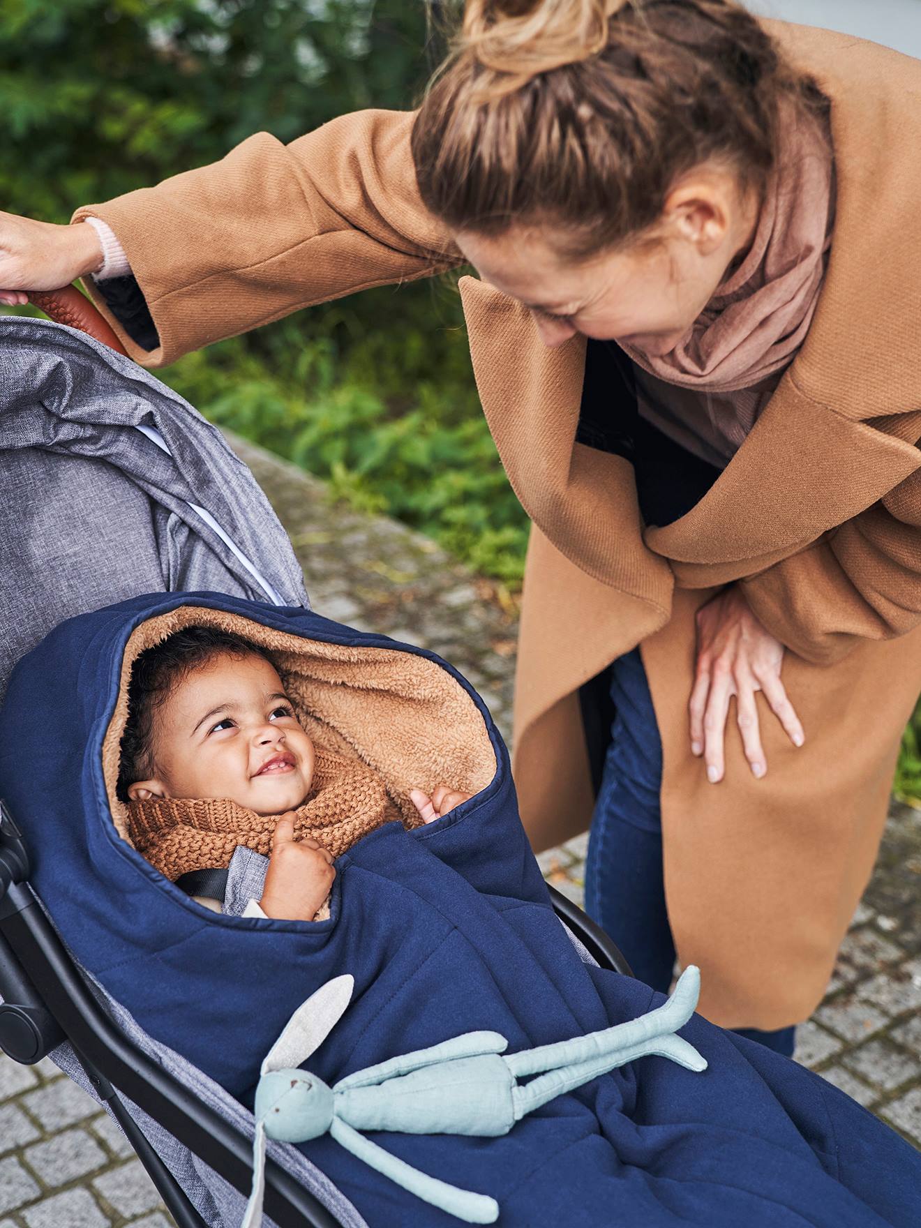 Bolsa de carrinho de bebê de pelúcia com forro de malha azul-escuro liso.