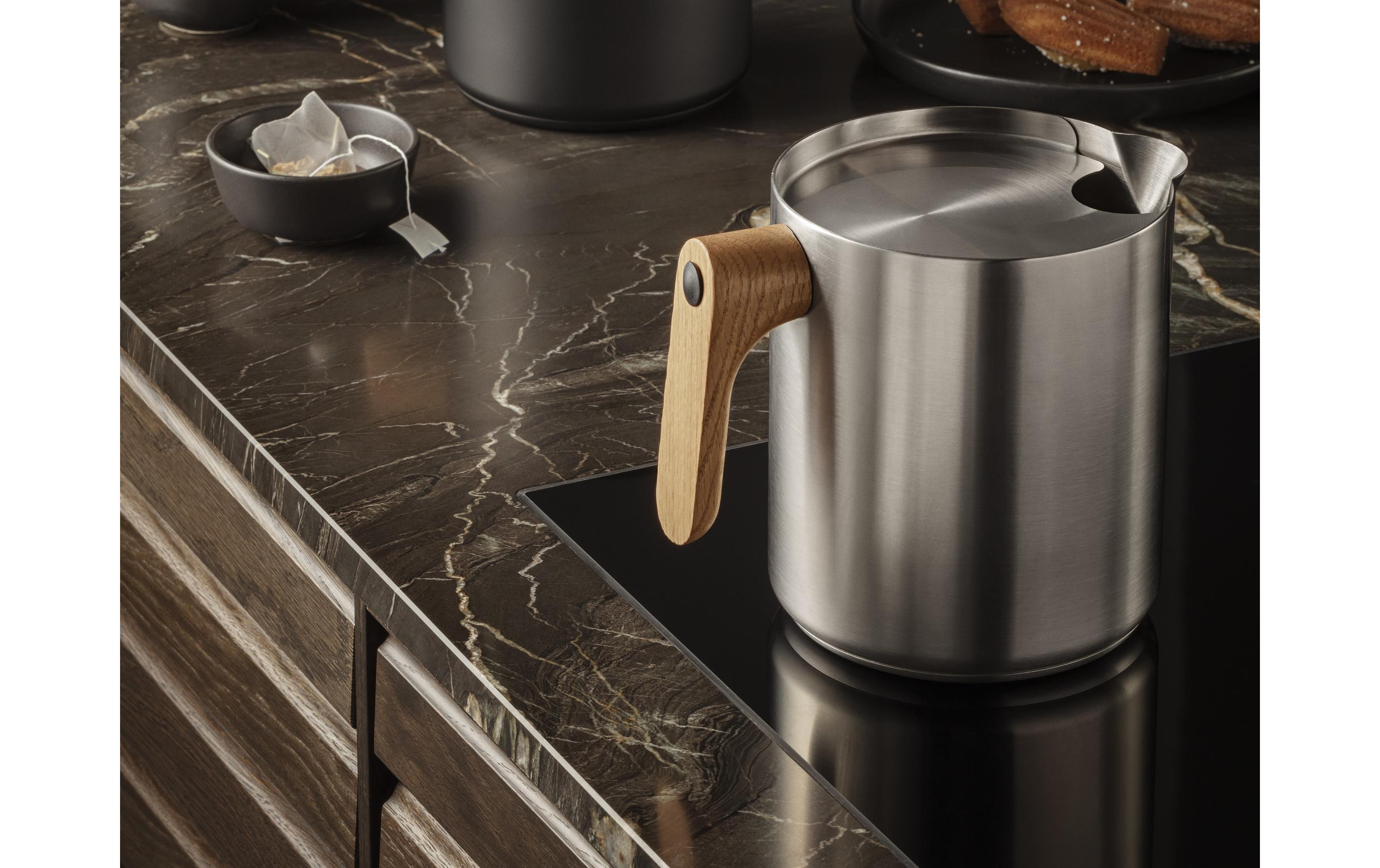 Teebereiter Nordic kitchen 1 l, Silber<br>Nachhaltige Induktionskanne mit Eichenholzgriff für schnelles und stilvolles Wasserkochen
