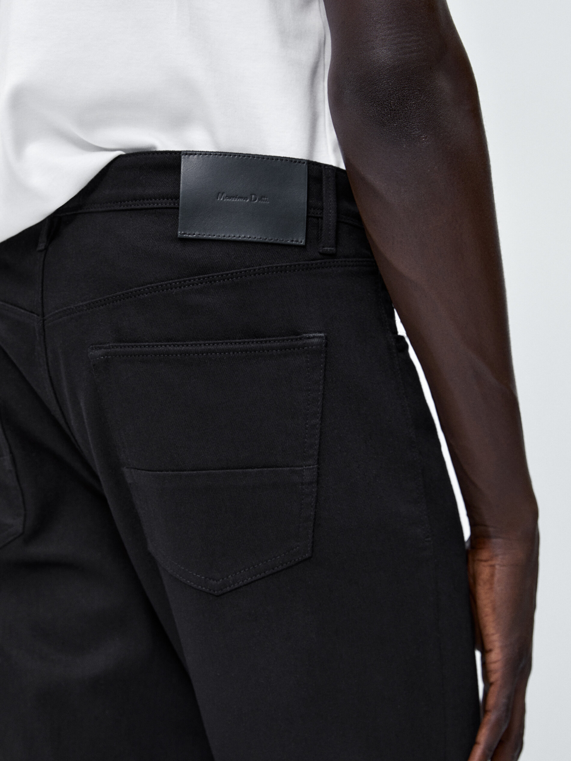 Calça jeans de corte afunilado - PRETA