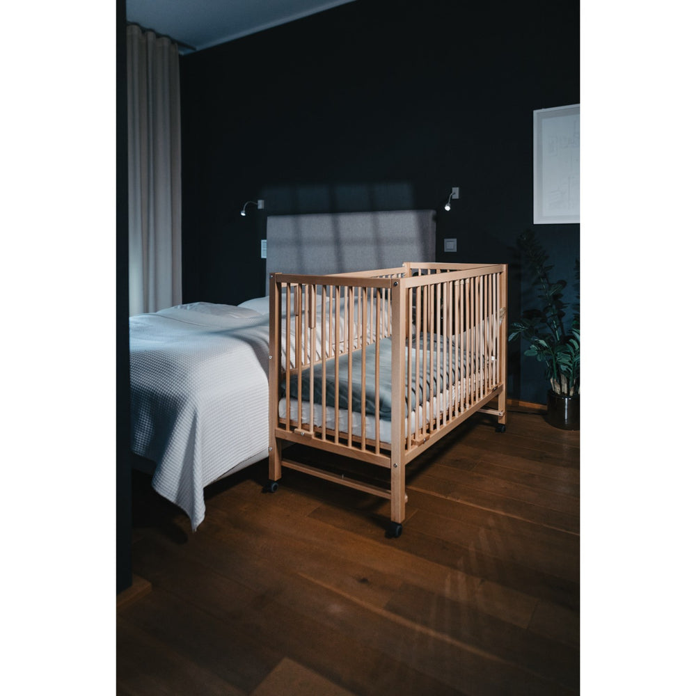 Køb tiSsi® Nature Hajo Bedside Crib Massiv Bøg