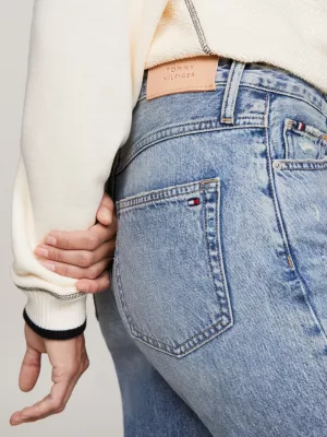 Calça jeans clássica de cintura alta, corte reto e modelagem desgastada até o tornozelo.