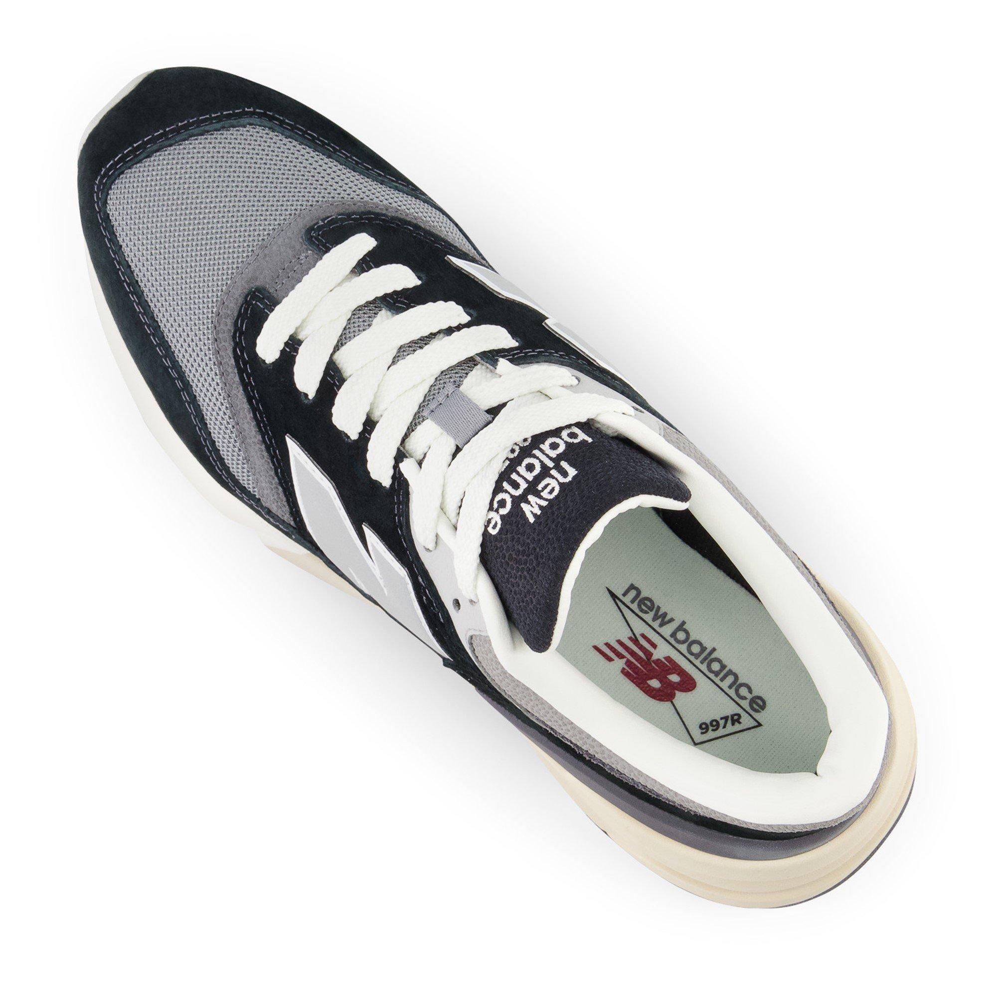 New Balance 977R Trainers