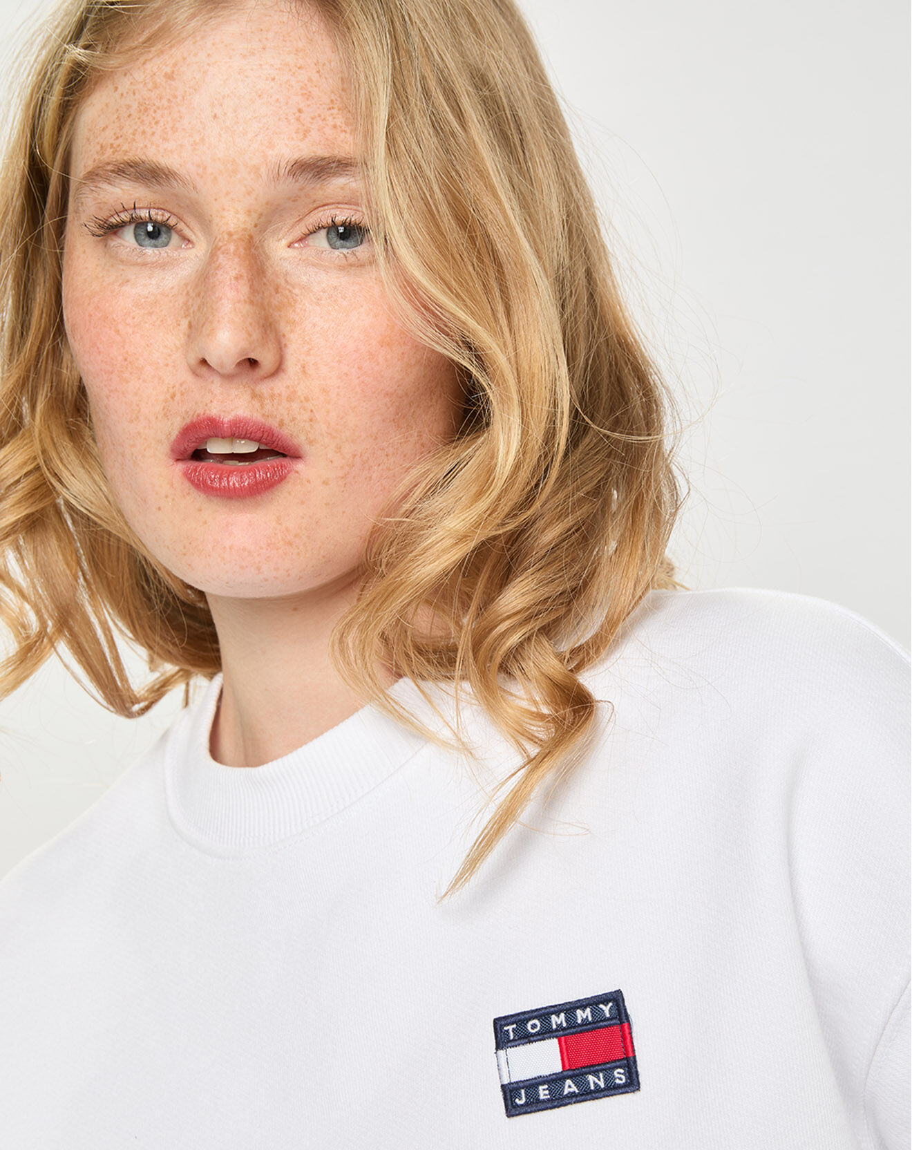 Tommy Jeans Sweat super cropped badge crew blanc