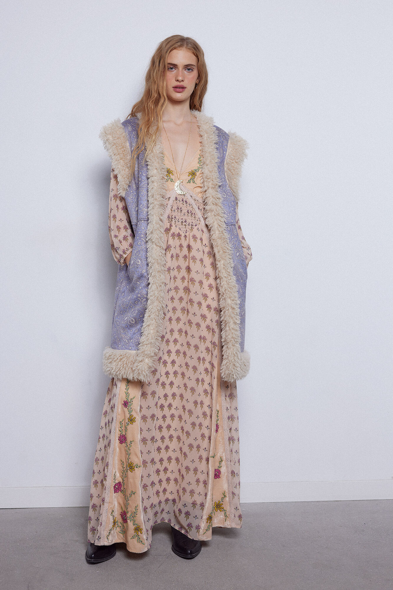 vestido com estampa bordada